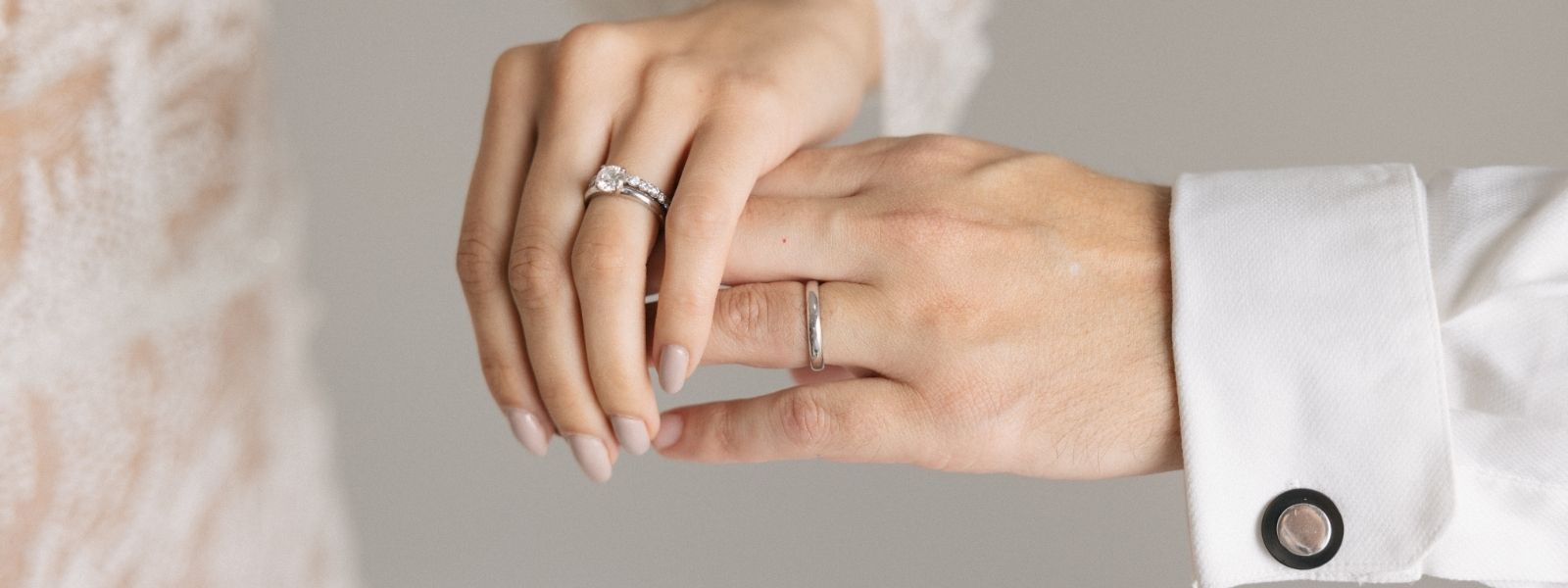 Pareja con anillos de compromiso y matrimonio