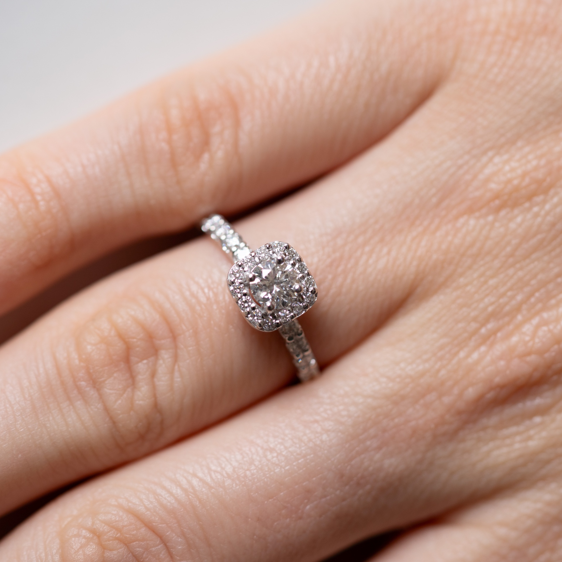 Anillo halo cojín con diamante central y pavé