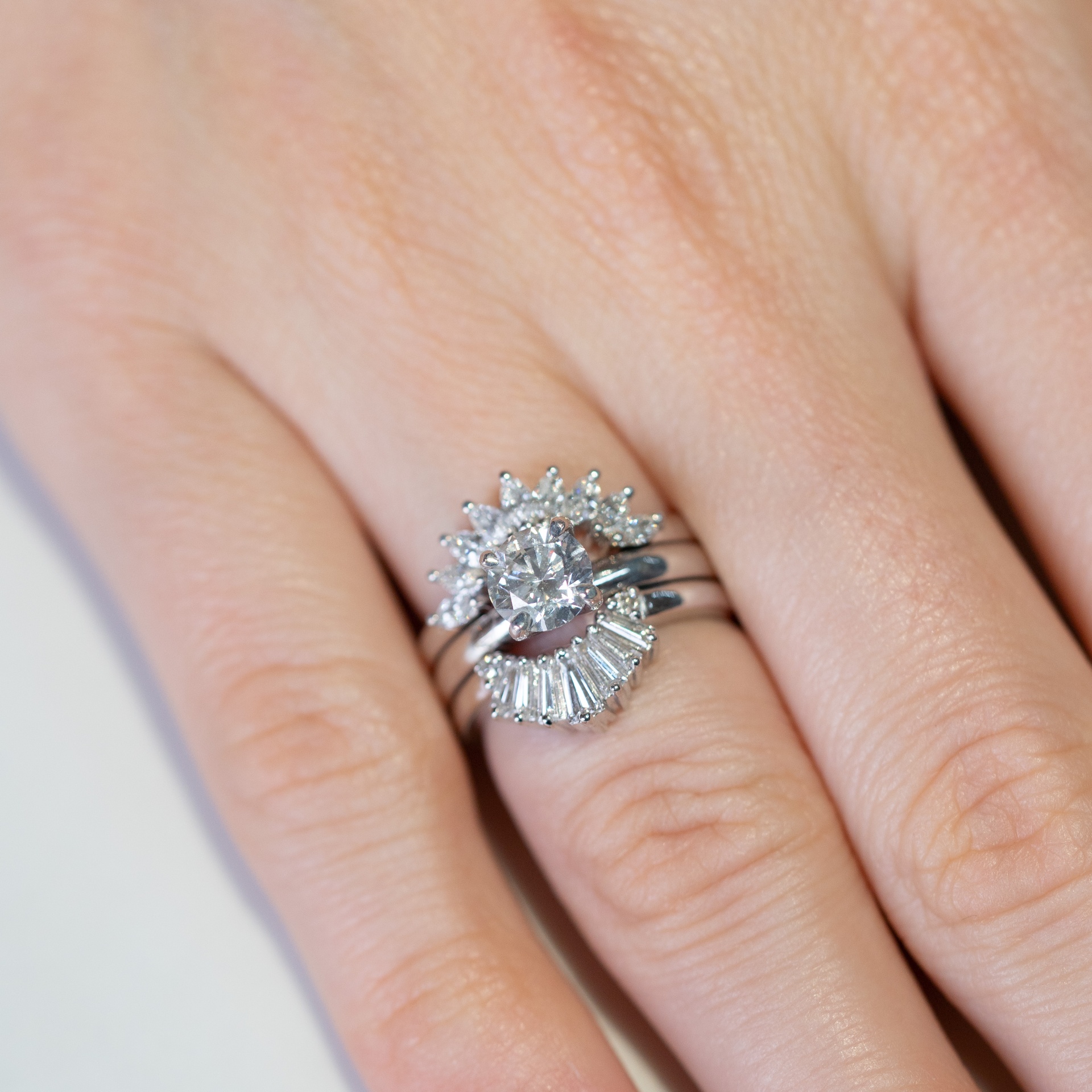 Anillo solitario con diamantes en abanico