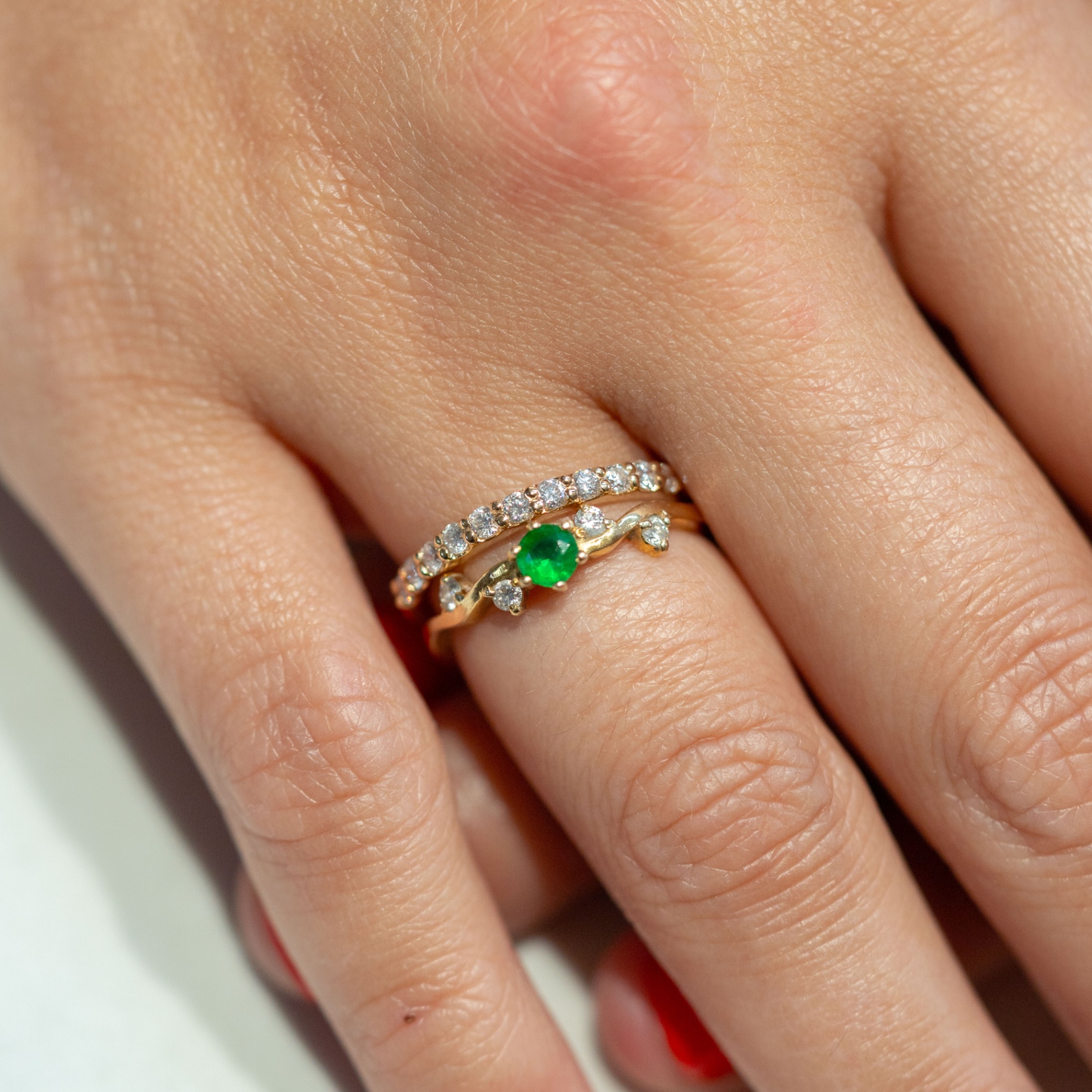 Dúo de anillos en oro con esmeralda y diamantes