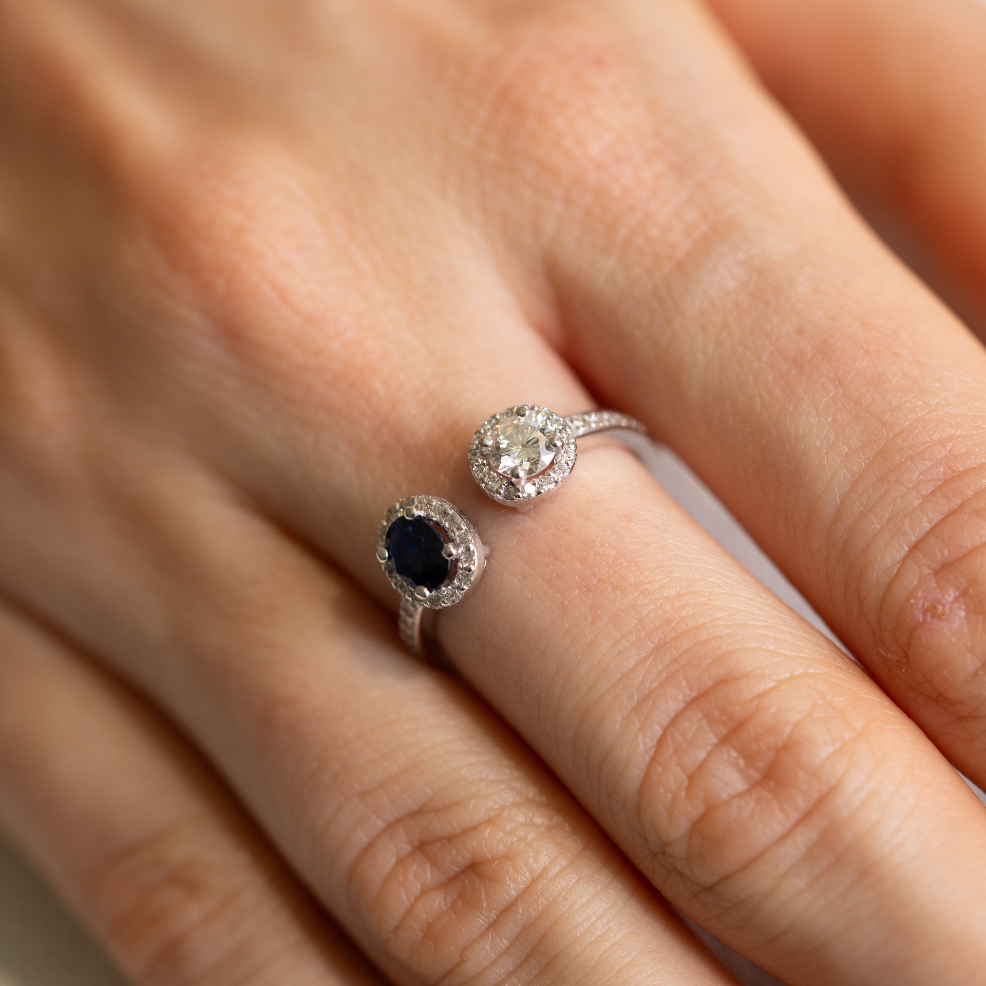 Dúo de anillos con diamante y zafiro azul