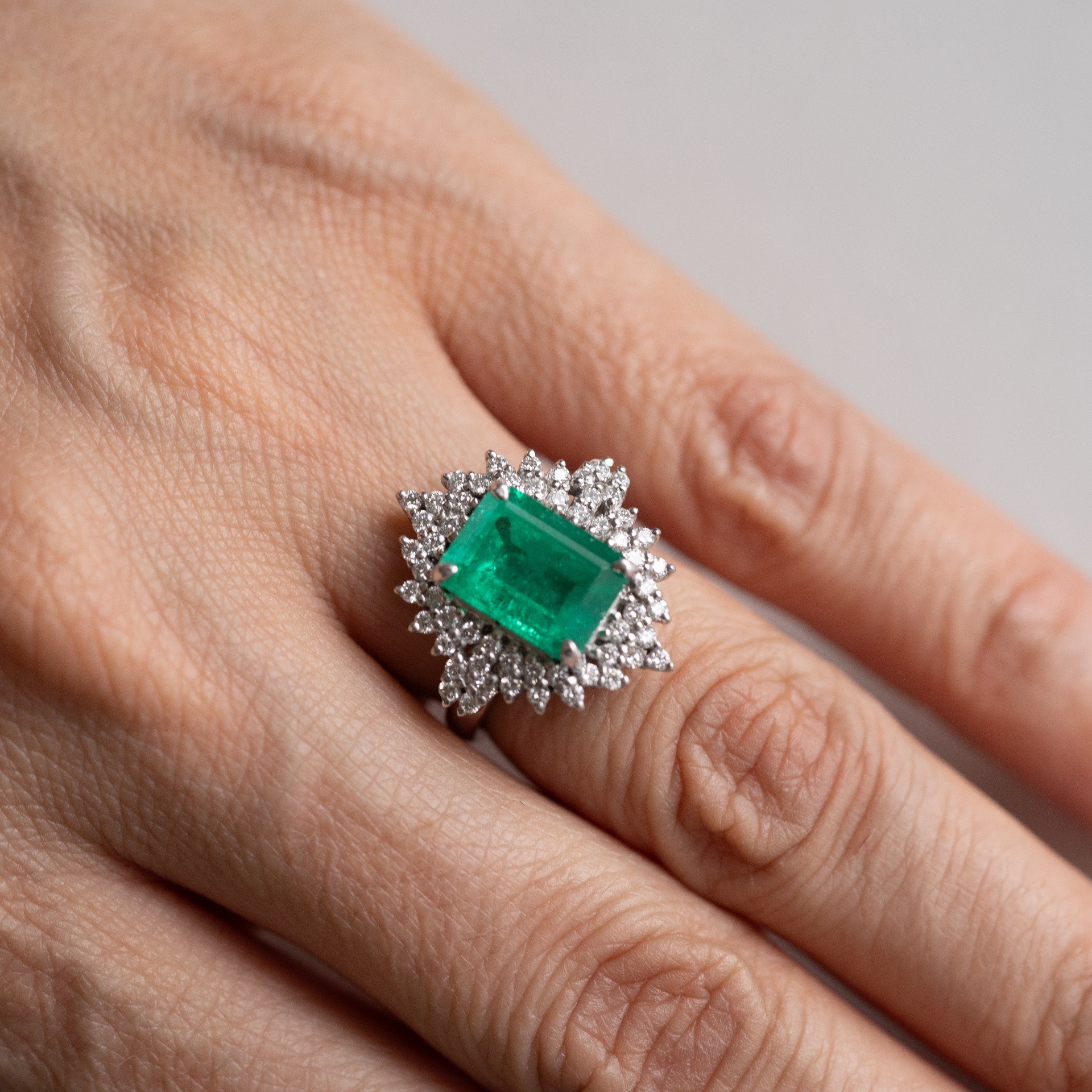 Anillo Francesca con esmeralda y halo de diamantes