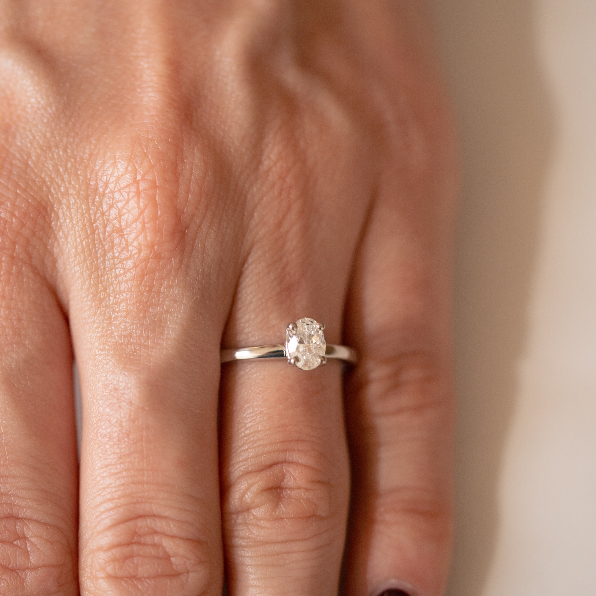 Anillo solitario con diamante talla oval